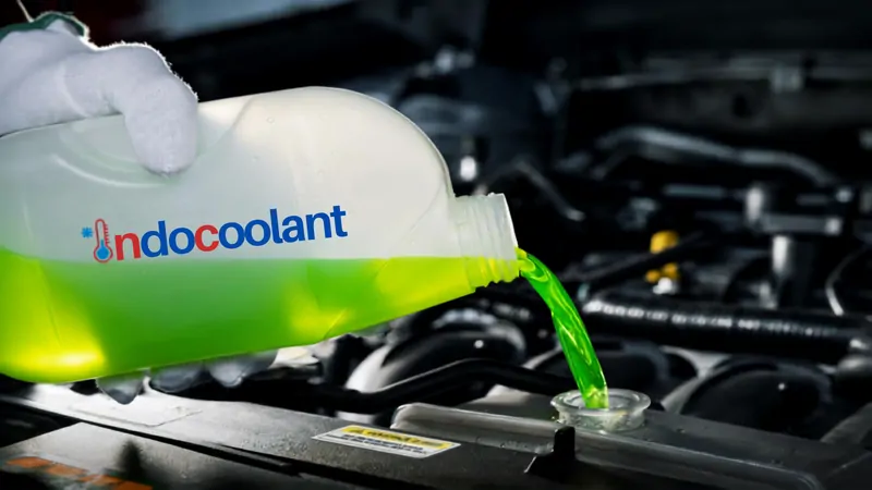 Coolant IndoCoolant berwarna hijau dituang ke radiator mesin